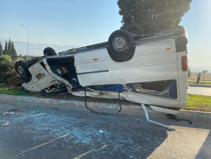 Son dakika: Kahramanmaraş'ta servis minibüsü devrildi: 8 yaralı - 3