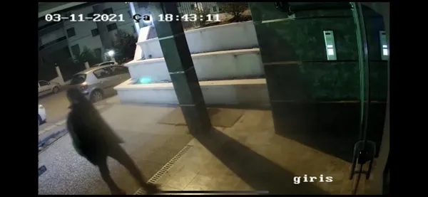 fetocu-binbasilarin-hacamat-yalani-polisin-evde-arama-yaptigi-sirada-zili-calinca-yakalandilar-1637329595161.jpg FETÖ’cü binbaşıların ‘hacamat’ yalanı! Polisin evde arama yaptığı sırada zili çalınca yakalandılar - 3