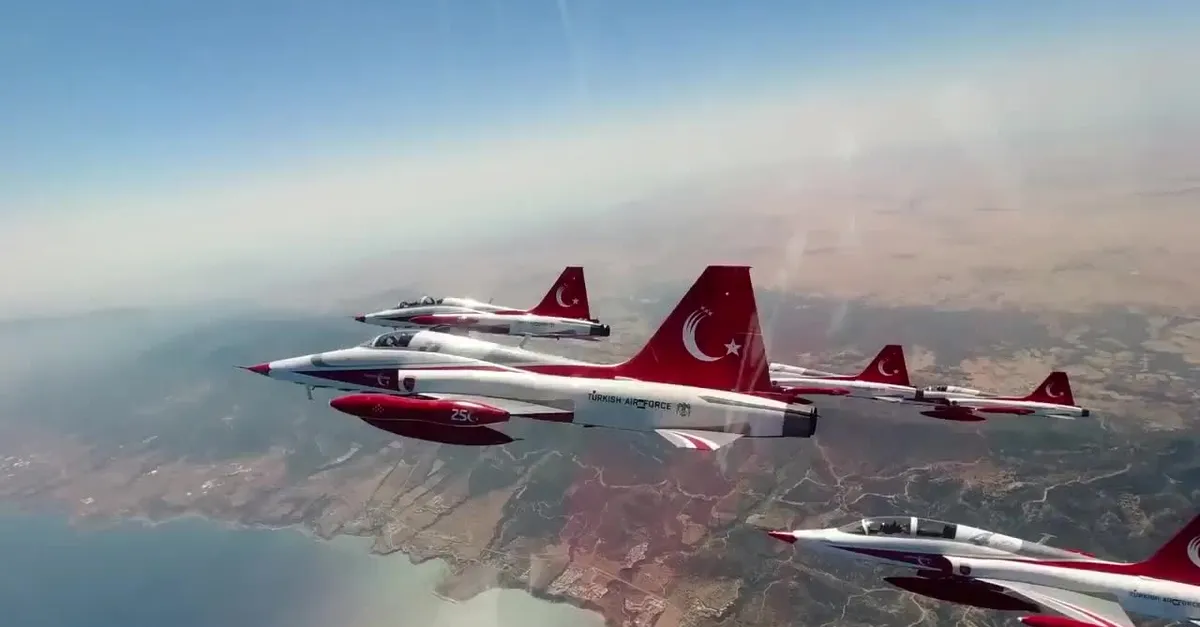 Türk Yıldızları'ndan KKTC'de gösteri uçuşu