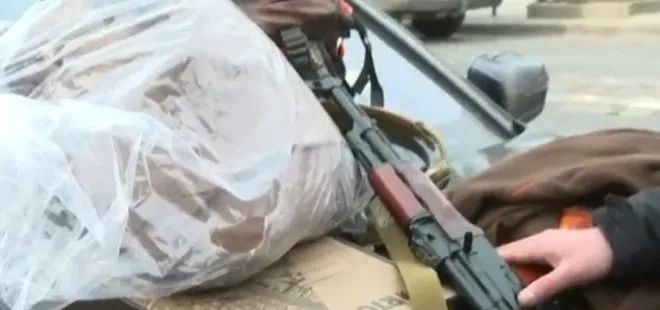 Ukrayna’da siviller cepheye iniyor! Lviv’de halka silahlar dağıtılıyor