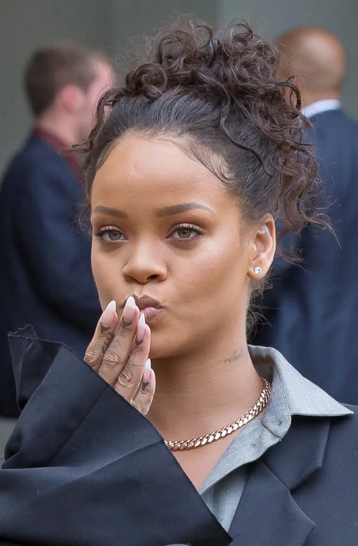 Ünlü şarkıcı Rihanna, Elysee Sarayı’nda