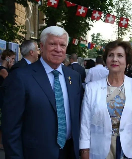 ukraynanin-en-buyuk-tahil-sirketinin-sahibi-oleksiy-vadatursky-ve-esi-rus-bombardimaninda-oldu-1659287328637.jpg Ukrayna'nın en büyük tahıl şirketinin sahibi Oleksiy Vadatursky ve eşi Rus bombardımanında öldü - 7