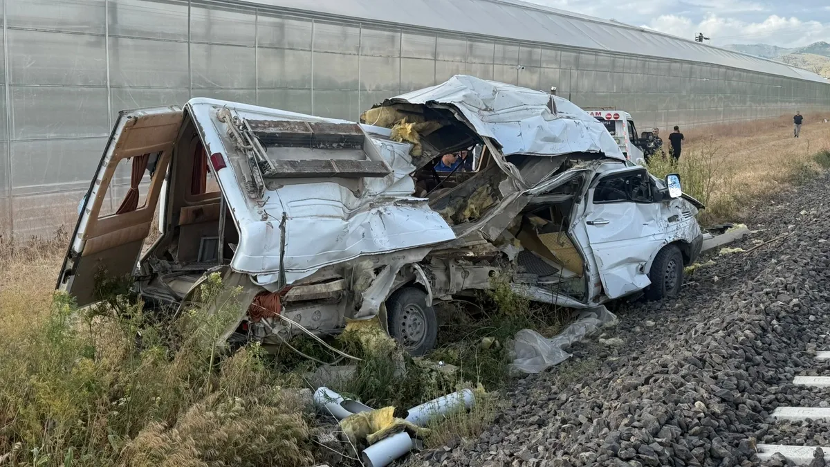 Afyonkarahisar’da trenle minibüs çarpıştı: 1 yaralı