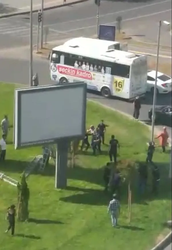 diyarbakirda-kaza-sonrasi-kavga-ekipler-guclukle-ayirdi-1665144975743.jpg Diyarbakır'da kaza sonrası kavga! Ekipler güçlükle ayırdı - 2