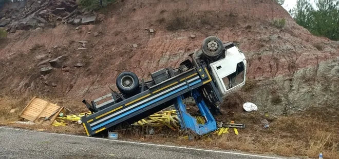Kontrolden çıkan kamyonet ters döndü