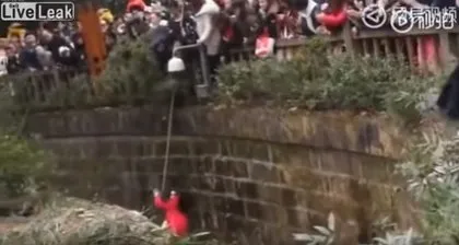 Ayı evin bahçe kapısını kırıp içeri girdi! Havuz başında uyuyan adam...