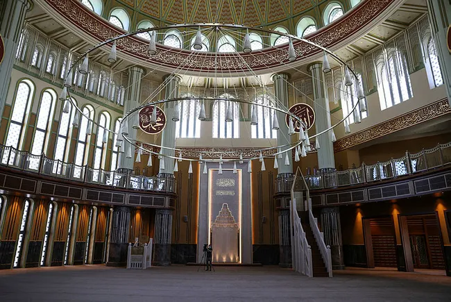 taksim-camiine-turistlerden-yogun-ilgi-caminin-ici-muhtesem-1622723499909.jpg