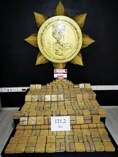 zehir-tacirlerine-operasyon-hakkaride-121-kilo-eroin-ele-gecirildi-1603386561564.jpg Zehir tacirlerine operasyon: Hakkari'de 121 kilo eroin ele geçirildi - 1