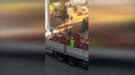 CHP’li İBB’den Yeşilpınar Gençlik Parkı skandalı! Yeni bankları götürdü eskileri getirdi