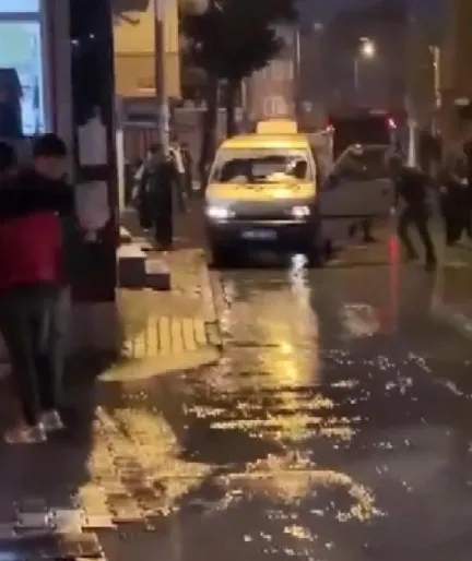 buyukcekmecede-sopali-grup-minibuse-saldirdi-o-anlar-kamerada-1643619707183.jpg Büyükçekmece'de sopalı grup minibüse saldırdı! O anlar kamerada - 3