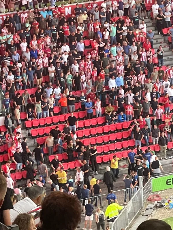 psv-galatasaray-macinda-olay-psv-taraftarindan-galatasarayli-futbolculara-taciz-1626899160614.jpg PSV - Galatasaray maçında olay! PSV taraftarından Galatasaraylı futbolculara taciz - 2