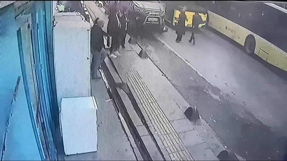 Otobüse yetişmek isteyen yaya dehşeti yaşadı! İETT aracının çarpma anı kamerada