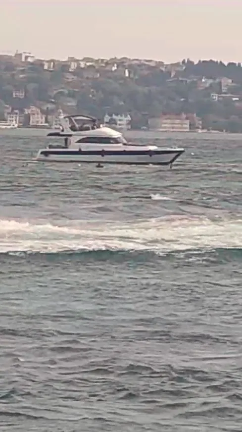 1695660695347.jpg İstanbul'da panik anları! Boğaz'ın serin sularına gömüldü - 3