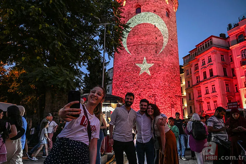 15 Temmuz kahramanları yad ediliyor! Haydarpaşa Gar Binası ve Galata Kulesi'nde mapping gösterileri... 18