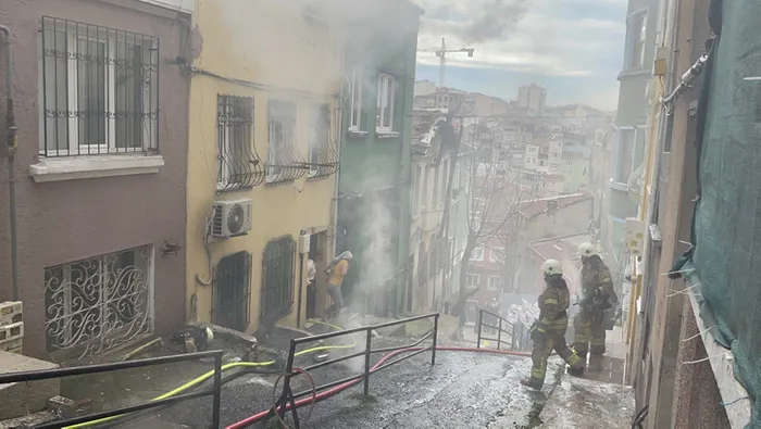 Son dakika: Beyoğlu'nda korku dolu anlar! Yangında mahsur kalanları itfaiye kurtardı - 2