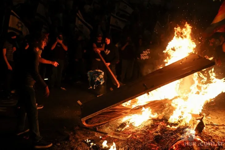 İsrail’de yargı reformu protestoları | Netanyahu’nun evinin önündeki barikat yıkıldı! İç savaş tehlikesi: Yüz binler sokağa döküldü! İşte İsrail’deki son durum
