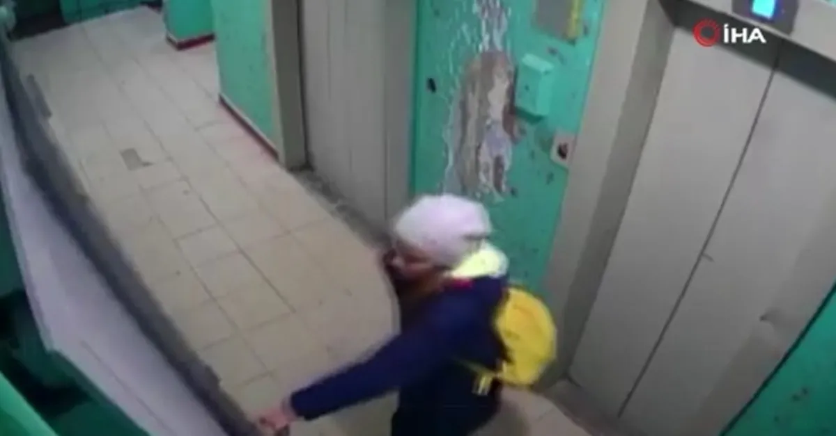 Rusya'da genç kız ölümden kıl payı kurtuldu! Çelik kapıyı merak edip açtı...