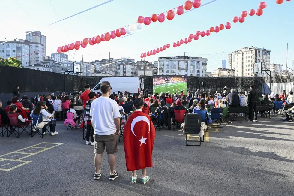 istanbulda-vatandaslar-a-milli-futbol-takimina-destek-icin-meydanlari-doldurdu-1781416220217.jpeg İstanbul'da vatandaşlar A Milli Futbol Takımı'na destek için meydanları doldurdu - 2