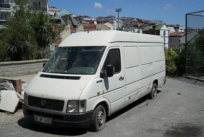 istanbul-arnavutkoyde-terkedilmis-araclar-mahallelinin-korkulu-ruyasi-oldu-1720333070747.jpeg İstanbul Arnavutköy'de terkedilmiş araçlar mahallelinin korkulu rüyası oldu - 3