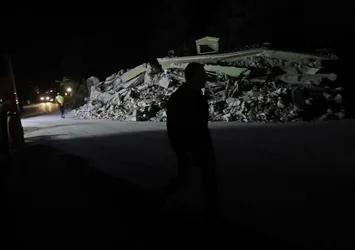 İtalya'daki depremde ölü sayısı artmaya devam ediyor
