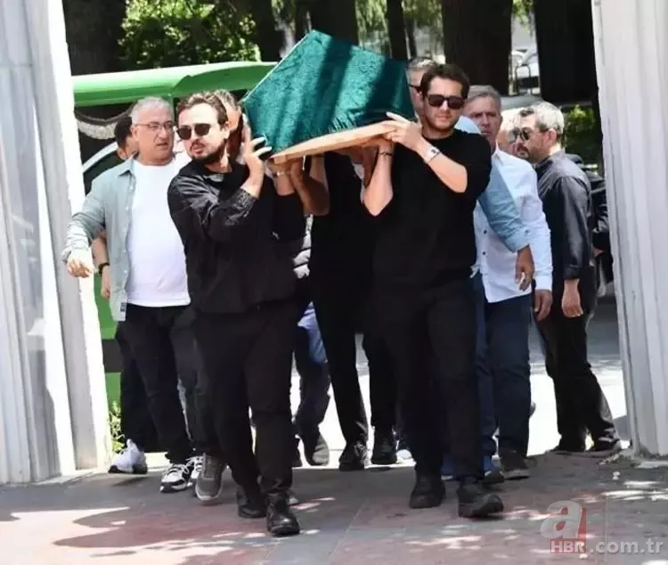 Sandık Kokusu'nun Mert'i Sercan Badur'un acı günü! Babası son yolculuğuna uğurlandı 3