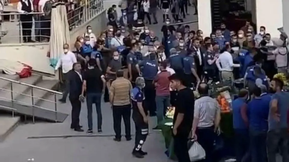 Ankara'da ezik şeftali tartışması kanlı bitti! Esnaf ile müşteri arasında kavga! Polis havaya ateş açtı