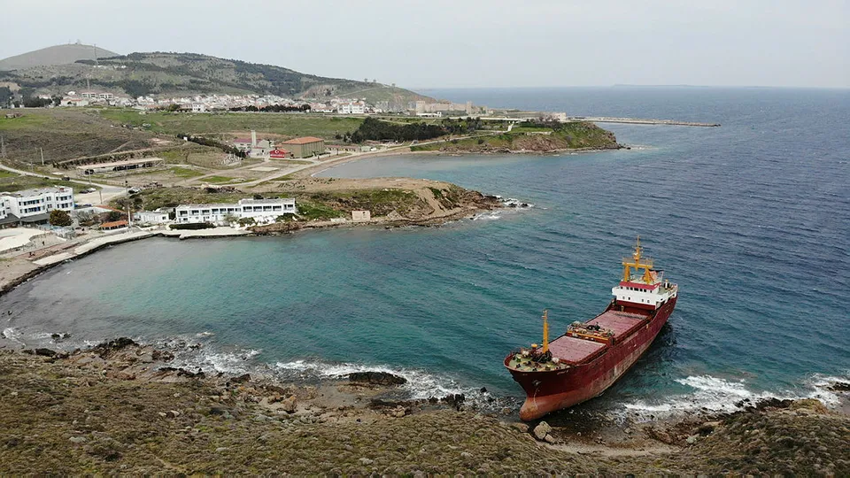 Son dakika | Ekipler seferber oldu! Çanakkale'de kıyıya oturan gemi yüzdürüldü