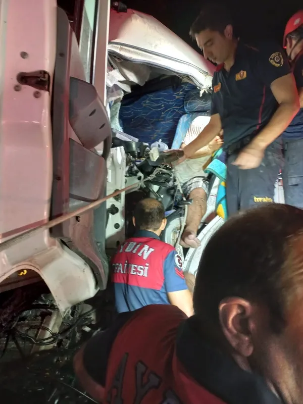 aydinda-feci-kaza-2-tir-carpisti-surucunde-icinde-sikisti-1656659365518.jpg