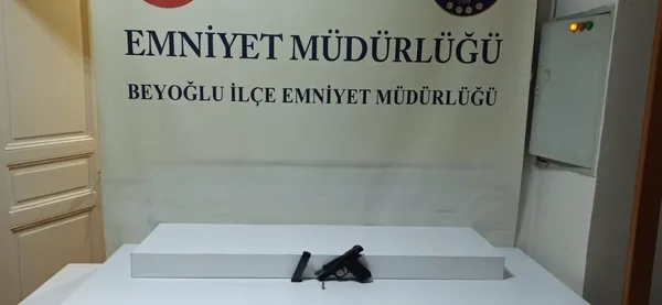beyoglunda-kiz-yurdunda-korku-dolu-anlar-maganda-kursunlarinin-hedefi-oldu-1668587621864.jpg Beyoğlu’nda kız yurdunda korku dolu anlar! Maganda kurşunlarının hedefi oldu - 7