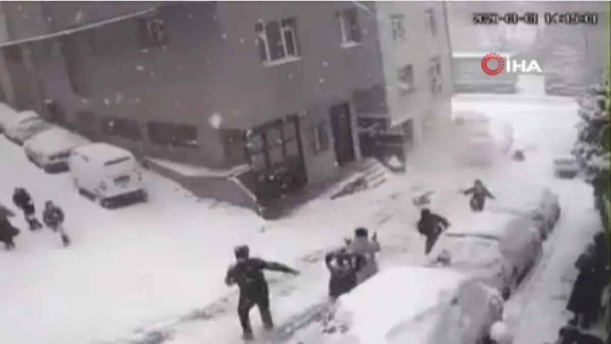 Kağıthane'de kaygan zemin faciası! Yokuştan kayan kamyonet çocuklara çarptı