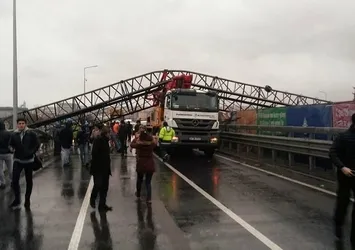 Büyükçekmece'de vinç devrildi