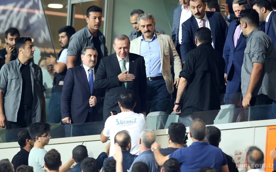 Cumhurbaşkanı Recep Tayyip Erdoğan tribünde maçı takip etti 3