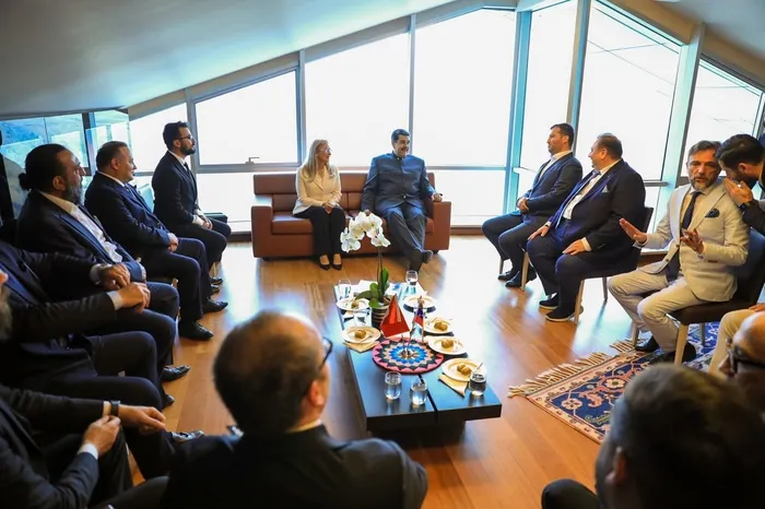 Venezuela Devlet Başkanı Nicolas Maduro Kuruluş Osman oyuncularıyla bir araya geldi