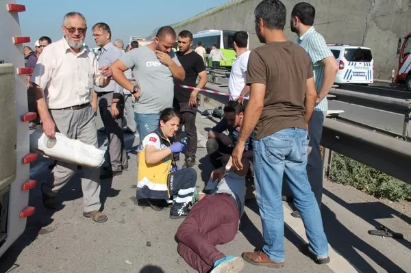 TIR karşı yönden gelen servis minibüsüne çarptı! - 2