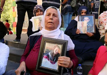 "Gözüm pencerede kulağım kapıda kızımı bekliyorum"