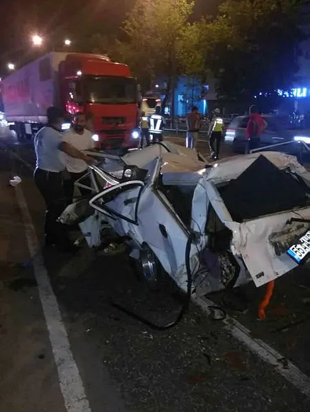 Son dakika haberleri | Samsun'da korkunç kaza! TIR'ın çarptığı otomobil hurdaya döndü: 1 ölü, 2 yaralı - 3
