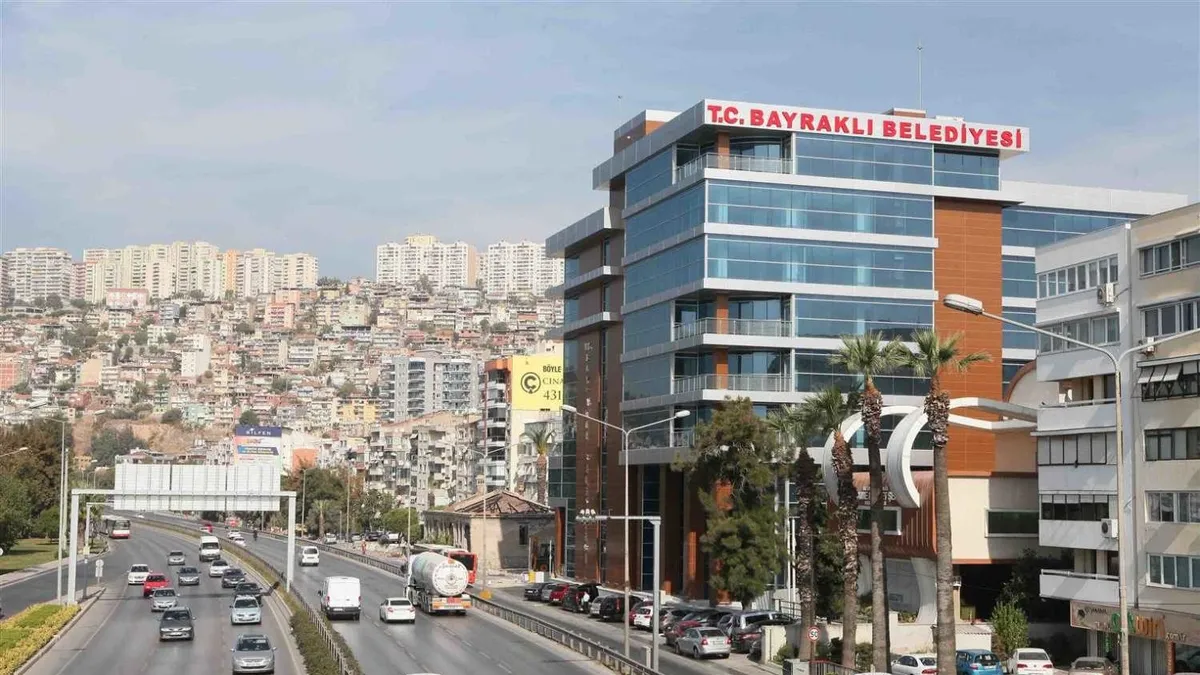 Bayraklı Belediyesi'ne operasyon! Eski Başkan Serdar Sandal gözaltında