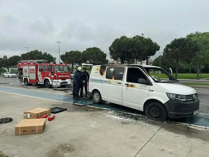 istanbulda-seyir-halindeki-minibus-alev-alev-yandi-1714652464326.jpeg İstanbul'da seyir halindeki minibüs alev alev yandı - 1