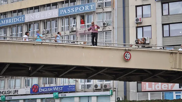 İntihar girişiminde bulunan kişi bu sözle ikna edildi: Buradan atlarsan ölmezsin ki