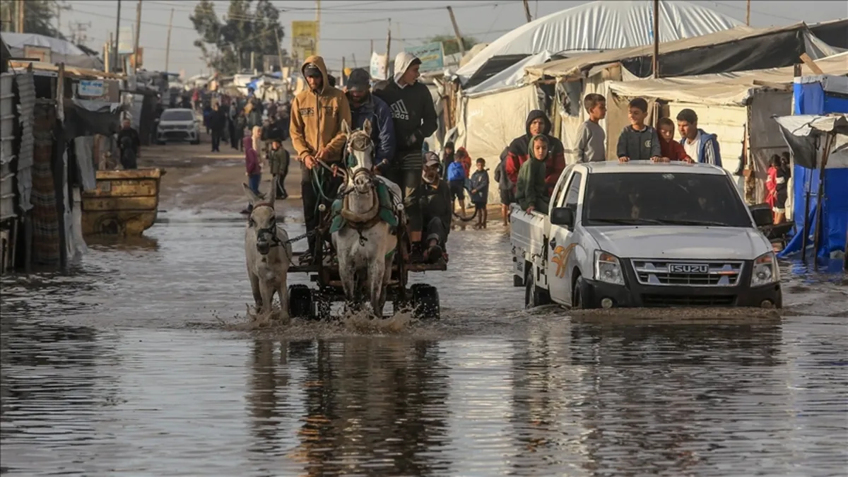 İsrail'in Batı Şeria'da inşa ettiği duvarı şiddetli yağış yıktı