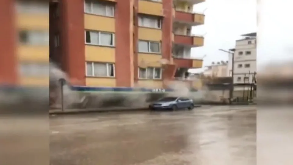 Osmaniye’de hasarlı bina böyle yıkıldı | DEPREM sonrası korkunç görüntüler