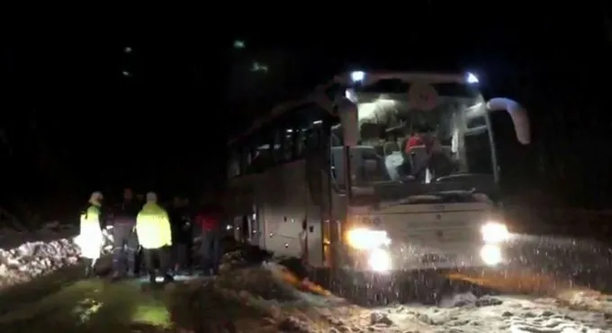 Sporcuları taşıyan otobüs yolda kaldı