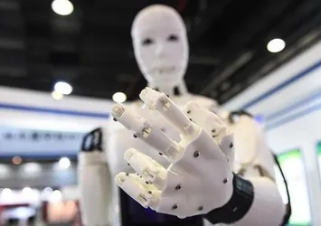 Çin'de yapay zekalı robot insanları yendi