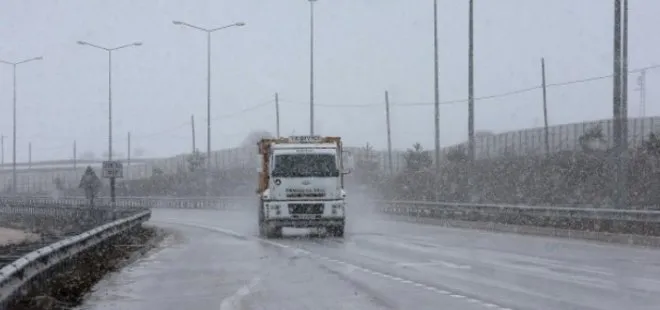 Samsun-Ankara kara yolunun Çorum kesiminde kar ulaşımı zorlaştırdı
