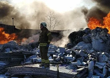Avcılar'da geri dönüşüm tesisinde çıkan yangın söndürüldü