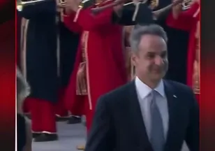MİÇOTAKİS VE EŞİ MEHTERLE KARŞILANDI