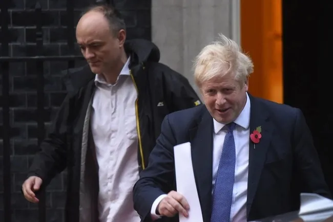 Boris Johnson koronavirüs yasaklarını ihlal eden danışmanına sahip çıkınca bakan istifa etti - 1