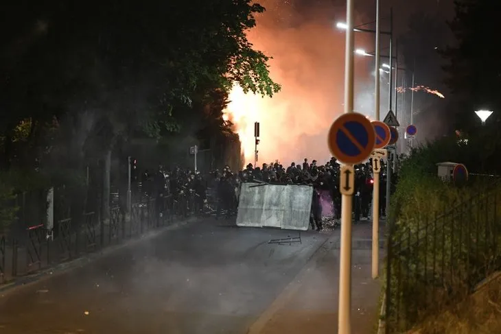 Fransa'da kaos büyüyor! Yağma, kargaşa, sokak olayları... OHAL ilan edilecek mi? Macron'dan ateşi körükleyen adım