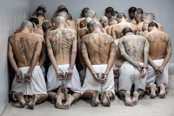 El Salvador’un mega hapishanesi dünya gündeminde! Yastık yorgan bile verilmedi