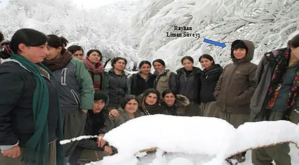 Terörist sınırda çukur kazıyor! A Haber ekibi PKK’lı teröristleri görüntüledi